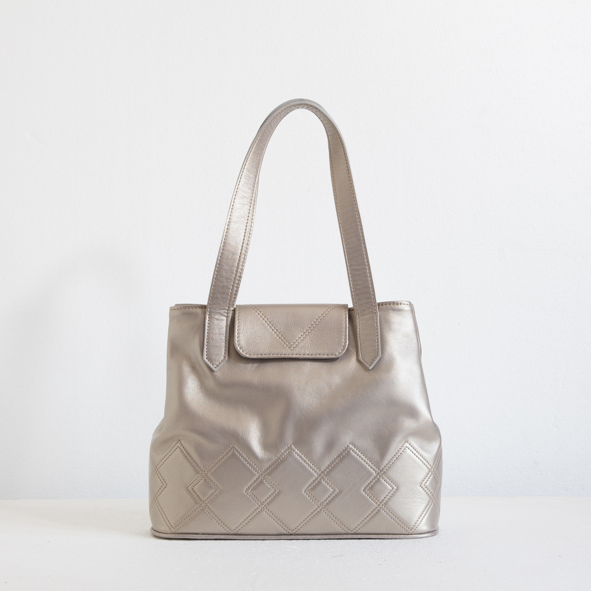 Quilted tote bag in silver leather